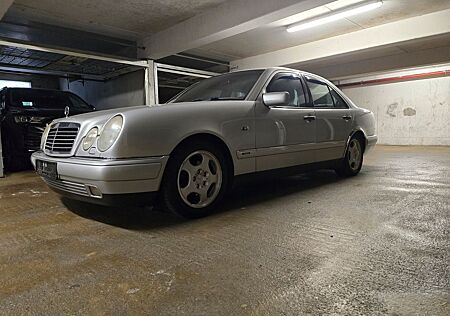 Mercedes-Benz E 240 AVANTGARDE, Kamera, Sitzheizung, AHK