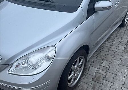 Mercedes-Benz B 200 -