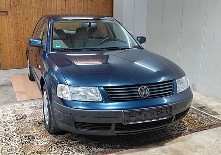 VW Passat Volkswagen 1.6 / Scheckheft voll / TÜV + Service NEU