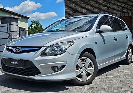Hyundai i30 CW blue 1.6 CRDi 66 kW Classic*Klima