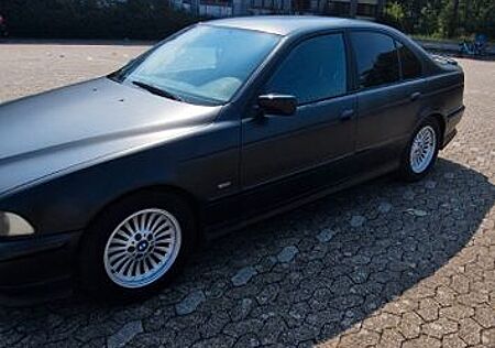 BMW 523i