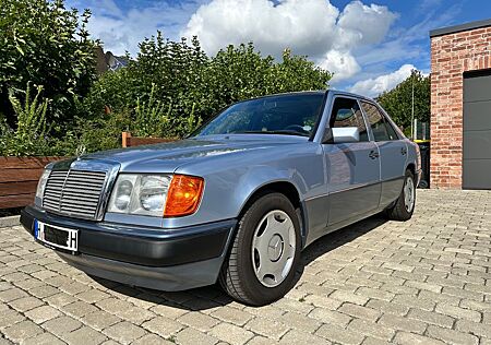 Mercedes-Benz 220