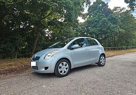 Toyota Yaris 1,3-l-VVT-i 136000 km, Klima, Einparkhilfe