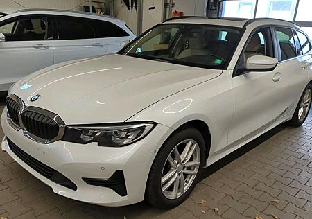 BMW 318 d T AUT LED NAVI LEDER PANODACH MFL SHZ PDC