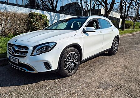 Mercedes-Benz GLA 200 Urban, Panoramadach und Anhängerkupplung