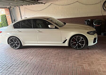 BMW M550i xDrive A - AHK, Garantie bis 02.2028,Glasd