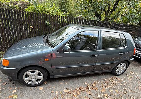 Volkswagen Polo 1.6 Auto Basis