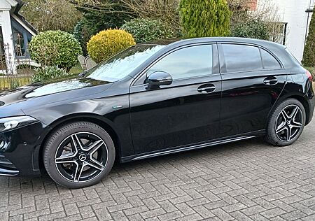 Mercedes-Benz A 250 e AMG+MBUX+Night+LED+AHK+Pano