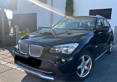 BMW X1 Schwarzer sDrive18i - innen stilvolles beige