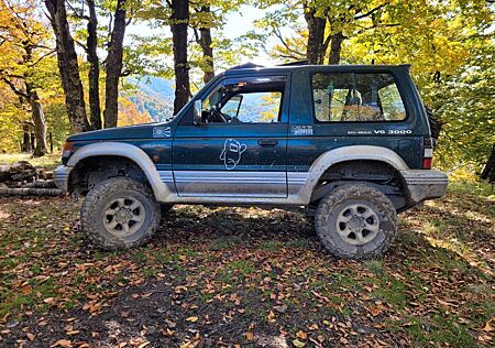 Mitsubishi Pajero ; Offroad; Höher; MT; 2 Sperren; TÜV neu