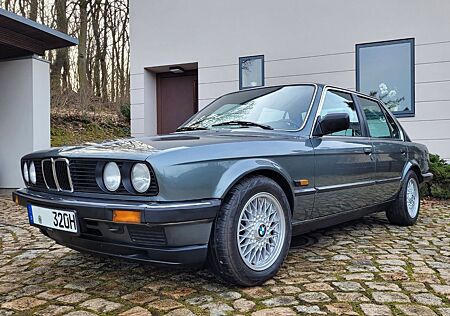 BMW 320i E30 Oldtimer im Bestzustand mit TÜV