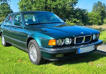 BMW 750i / Islandgrün / Silbergrau Hell / HZulassung