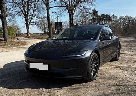 Tesla Model 3 Allrad Long Range Stealth Grey