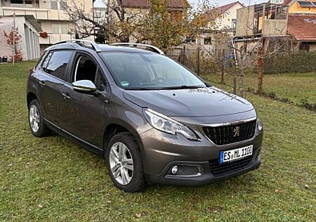 Peugeot 2008 Active PureTech 110 riesiges Glasdach