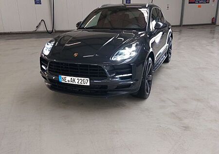 Porsche Macan - -