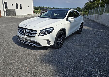 Mercedes-Benz GLA 200 7G-DCT -PANO-LEDER-SPORT-wenig km