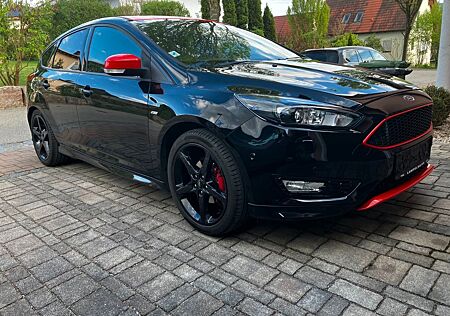 Ford Focus 1,0 EcoBoost 92kW ST Line Black