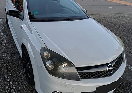 Opel Astra OPC Race Camp