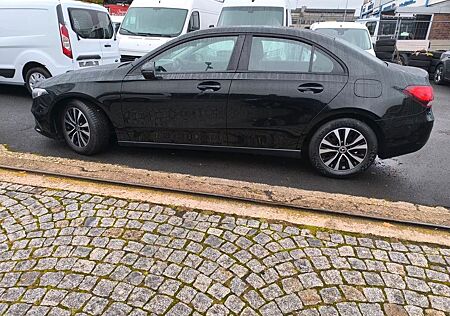 Mercedes-Benz A 180 d, Limousine, SHZ, R-Kamera, PDC