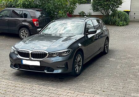 BMW 330i Touring Spur Digital Cockpit