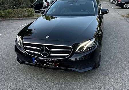 Mercedes-Benz E 220 E 300 de 4MATIC T Autom. -1.Hand.Scheckheftgepgf