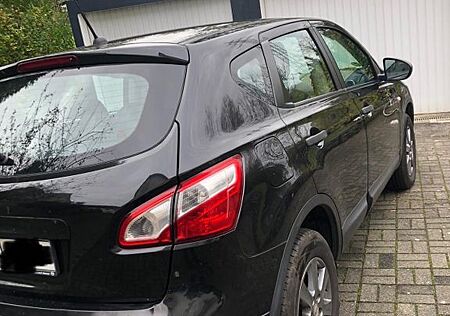 Nissan Qashqai 1.6 Schwarz Benzin Renterauto gepflegt
