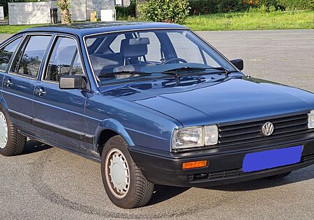 VW Passat Volkswagen 32B GL Automatik Schrägheck Oldtimer