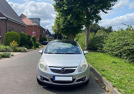 Opel Corsa D (1.4 l): Klima, Tempomat, Panoramadach