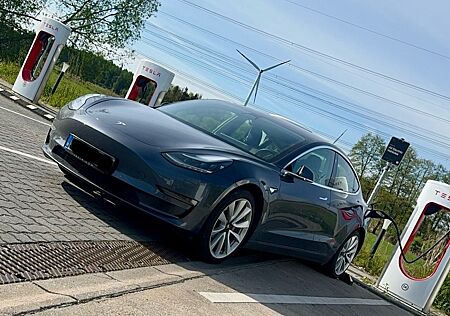 Tesla Model 3 Allradantrieb mit Dualmotor Long Ran...