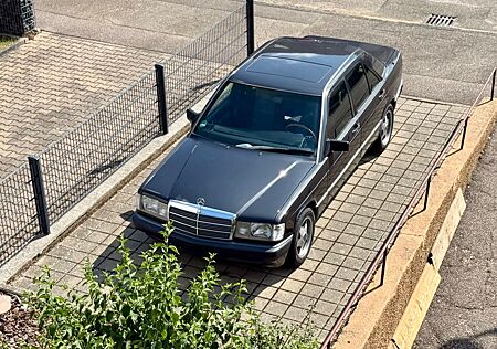 Mercedes-Benz 190 E 2.3 Holzlenkrad, Schiebedach, TÜV neu