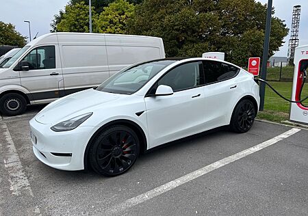 Tesla Model Y PERFORMANCE mit AHK Berlin