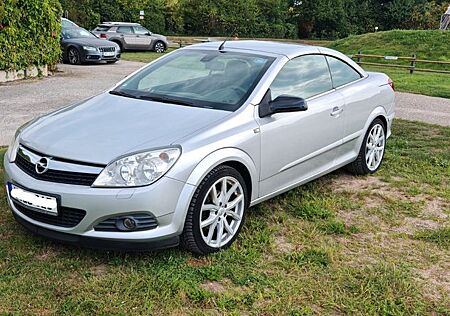 Opel Astra TwinTop Cabrio mit leichten Mängeln