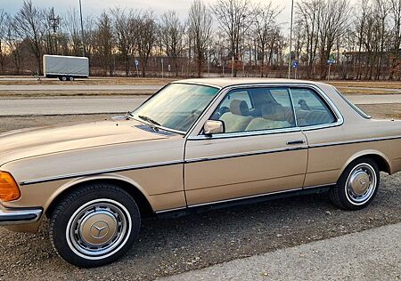 Mercedes-Benz 230 230CE Coupe W123 Bj 1982 Automatik HU 02/27