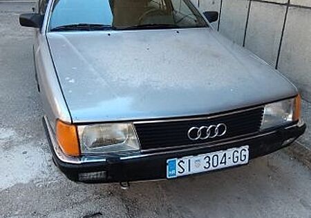 Audi 100