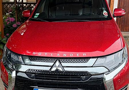Mitsubishi Outlander 2.4 PHEV 4WD Plus +AHK/Navi/ACC/Kamera