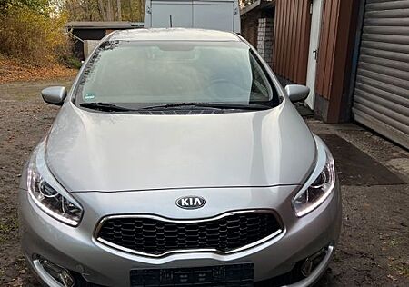 Kia Cee'd Ceed 1.6 CRDi Navi | 8-fach bereift | TÜV neu