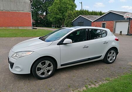 Renault Megane Dynamique 1.6 16V 110 mit Panorama-Dach