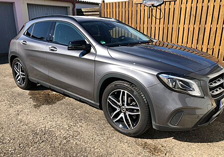 Mercedes-Benz GLA 200 DCT Urbam Night Business LED