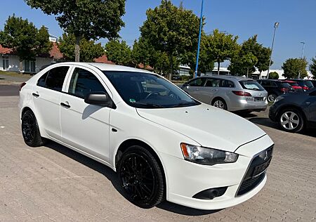Mitsubishi Lancer 1.5 Invite