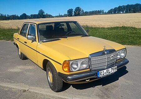 Mercedes-Benz 200 W123 H-Zulassung Schiebedach AHK ZV Neuer Lack