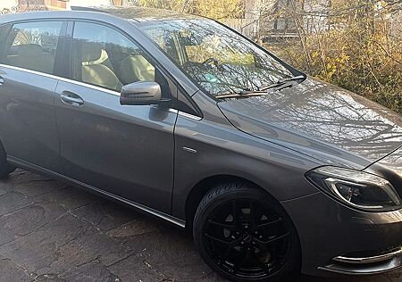 Mercedes-Benz B 200 B Klasse AMG Voll. PANO Leder F1 Navi TÜV NEU