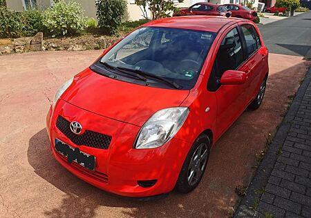 Toyota Yaris 1.3 / TüV bis 02.26 / Automatik