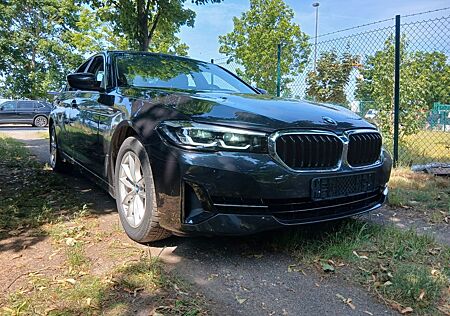BMW 520 Baureihe 5 Lim. i ACC Scheckheftgepflegt