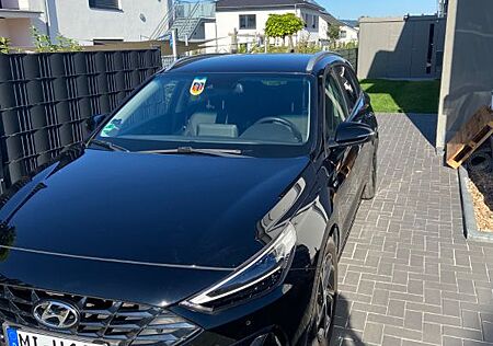 Hyundai i30 1.5 T-GDI Hybrid MildHybrid Intro AHK RFK