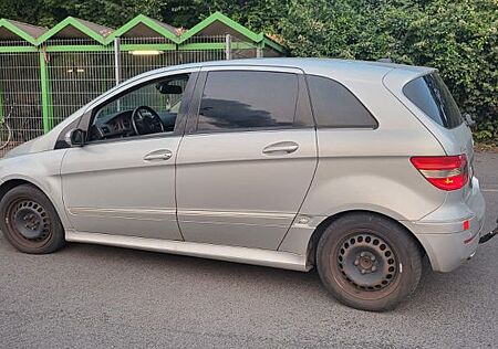 Mercedes-Benz B 200 -