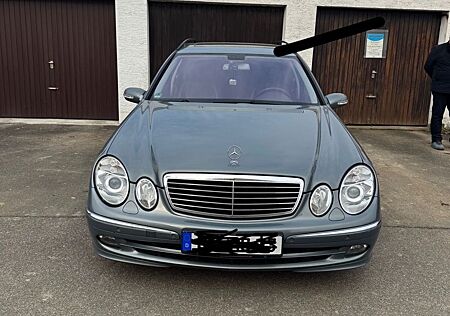 Mercedes-Benz 220 E 2005