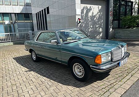 Mercedes-Benz 230 W123 230CE