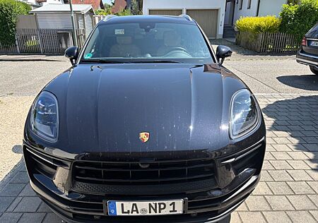 Porsche Macan - -