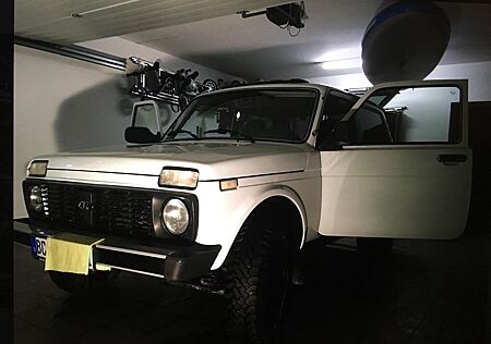 Lada Niva 1.7i Only Spezial 4x4 mit Sonderausstattung