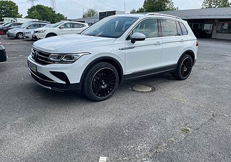 VW Tiguan Volkswagen 1.5 Elegance Pano. 8x bereift, Garantie